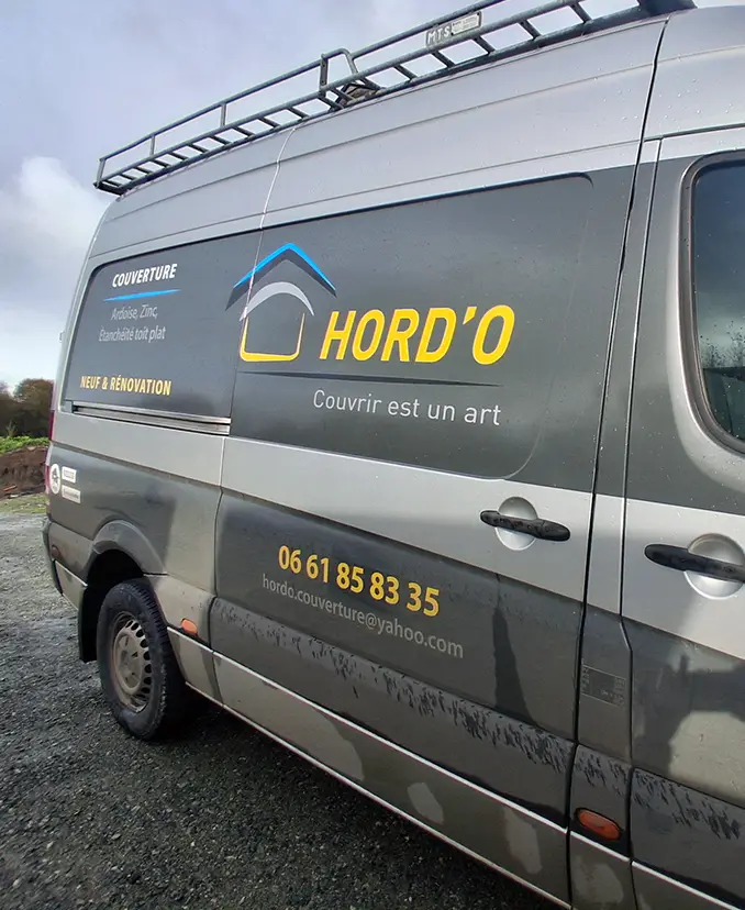 Artisan fixant des ardoises