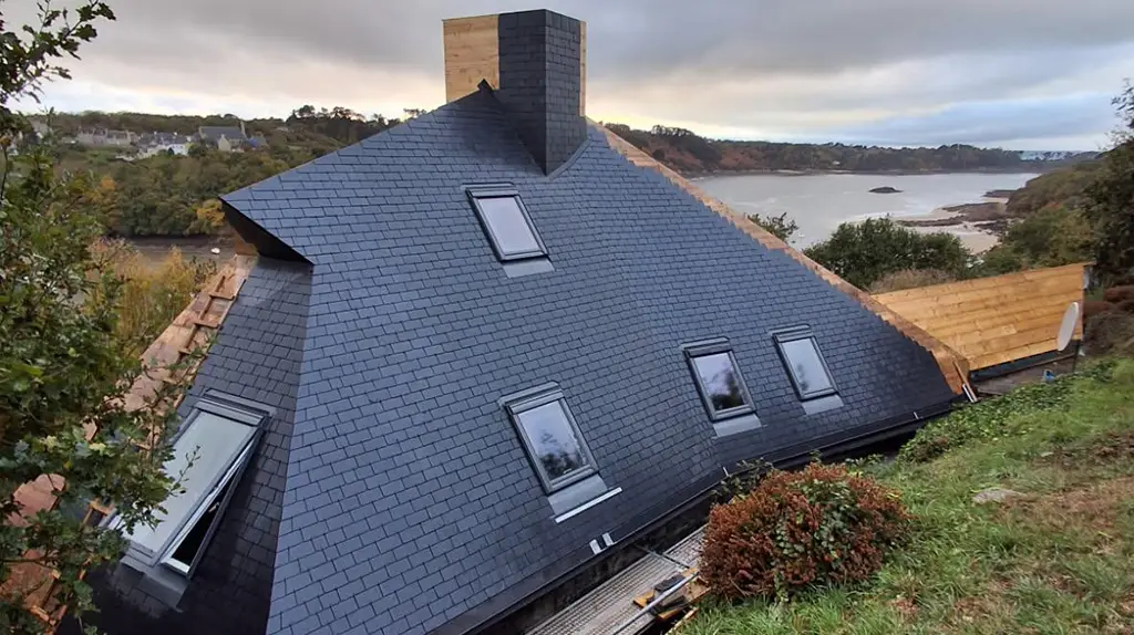 Réalisation d'une toiture ardoise avec fenêtre de toit de la marque Velux